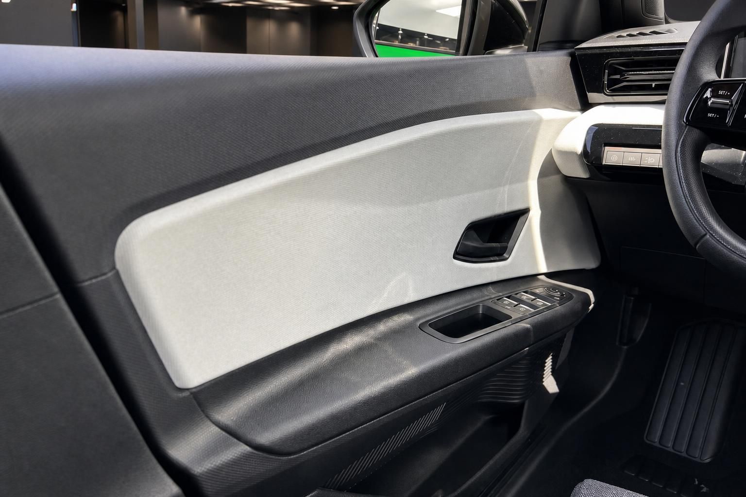 Detailansicht der Tuerverkleidung und Armaturen im Fahrzeuginnenraum