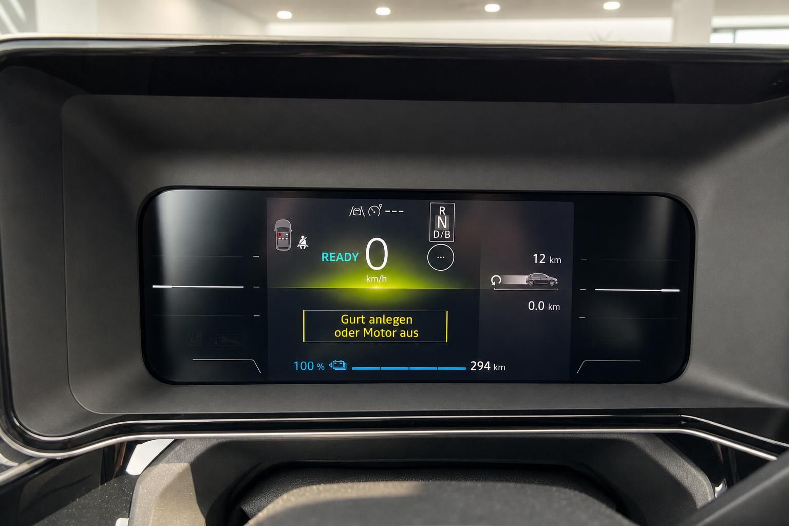 Digitales Kombiinstrument mit Ladestand und Reichweitenanzeige im Elektrofahrzeug