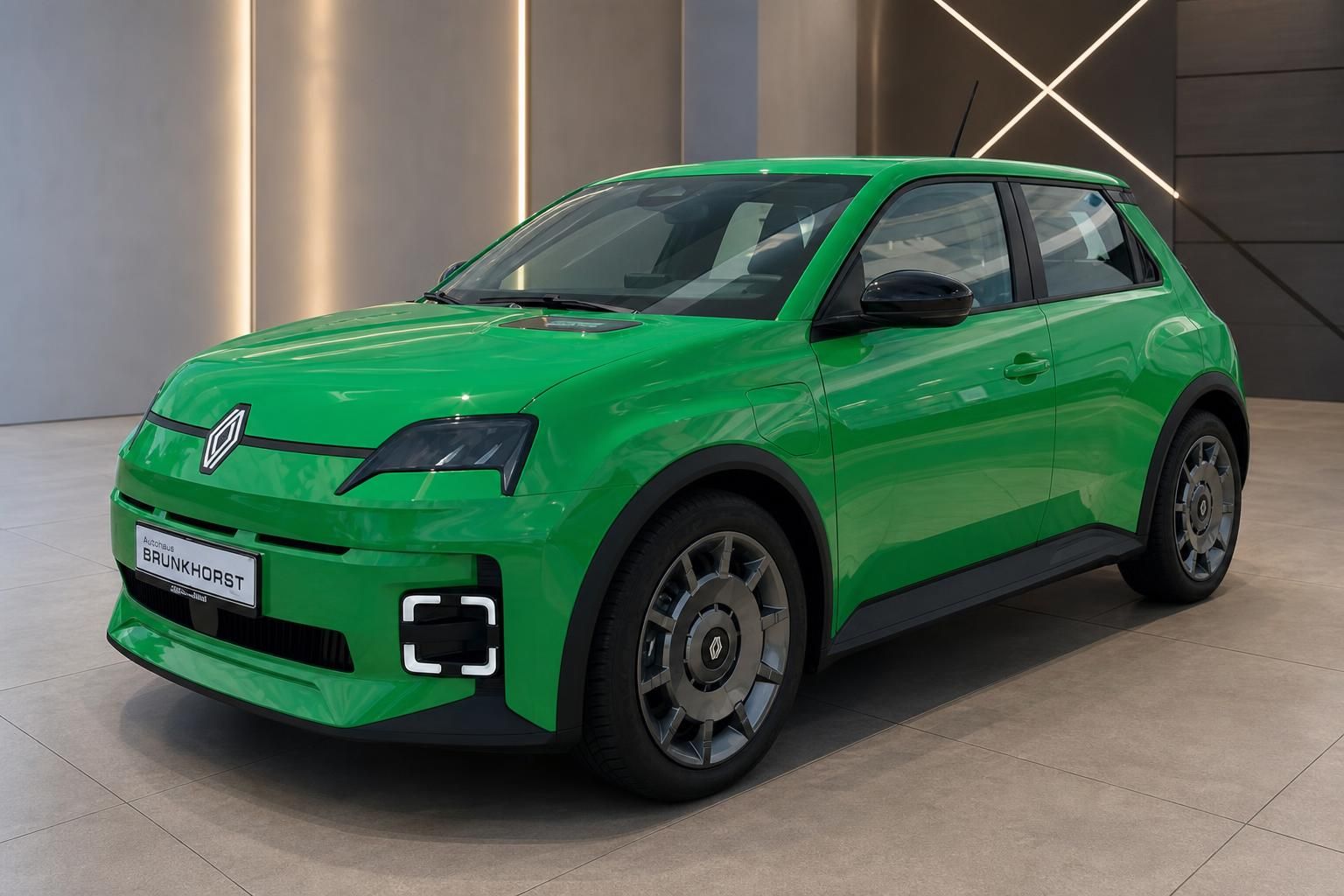 Renault 5 in Gruen Seitenansicht vorne im Showroom