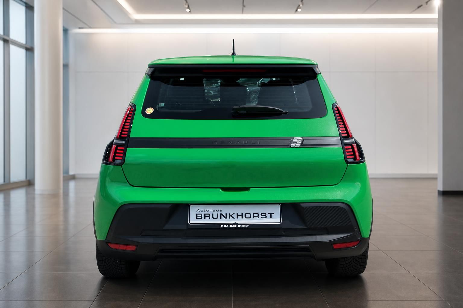 Renault 5 in Gruen Heckansicht im Autohaus Brunkhorst