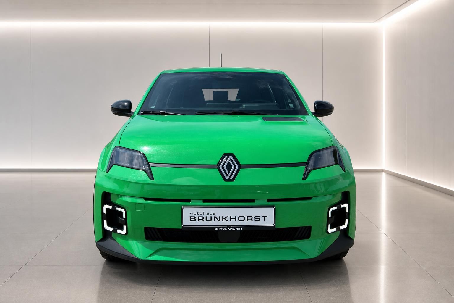 Renault 5 in Gruen Frontansicht im Autohaus Brunkhorst