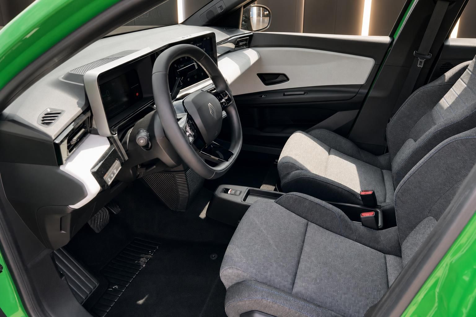 Renault 5 Innenraum mit Cockpit und Vordersitzen in Grau