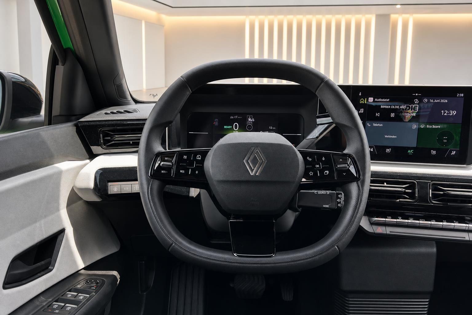 Renault Lenkrad mit Bedienelementen und Blick auf Cockpit-Display