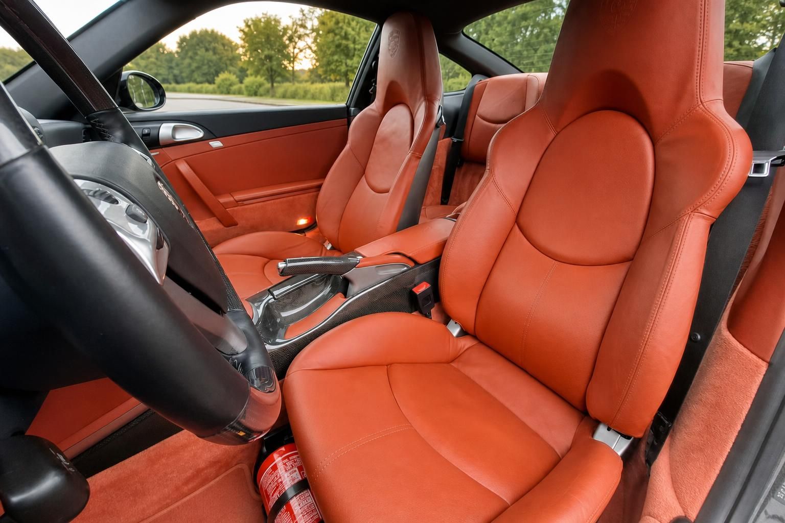 Porsche Innenraum mit orangefarbener Lederausstattung - Vordersitze und Armaturenbrett