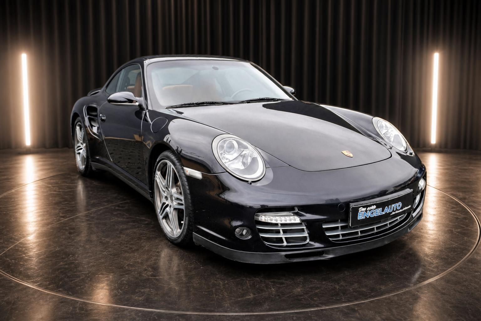 Porsche 911 Turbo schwarz Sportwagen Frontansicht schräg Luxusfahrzeug