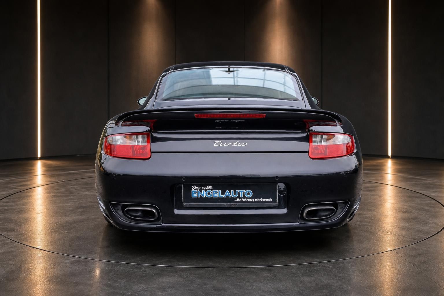 Porsche 911 Turbo schwarz Heckansicht direkt von hinten mit Rücklichtern