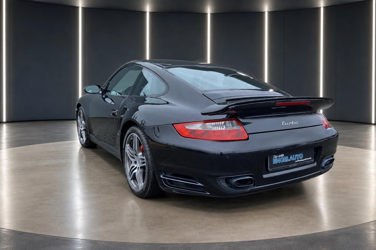 Porsche 911 Turbo schwarz Heckansicht mit Spoiler und Sportauspuff