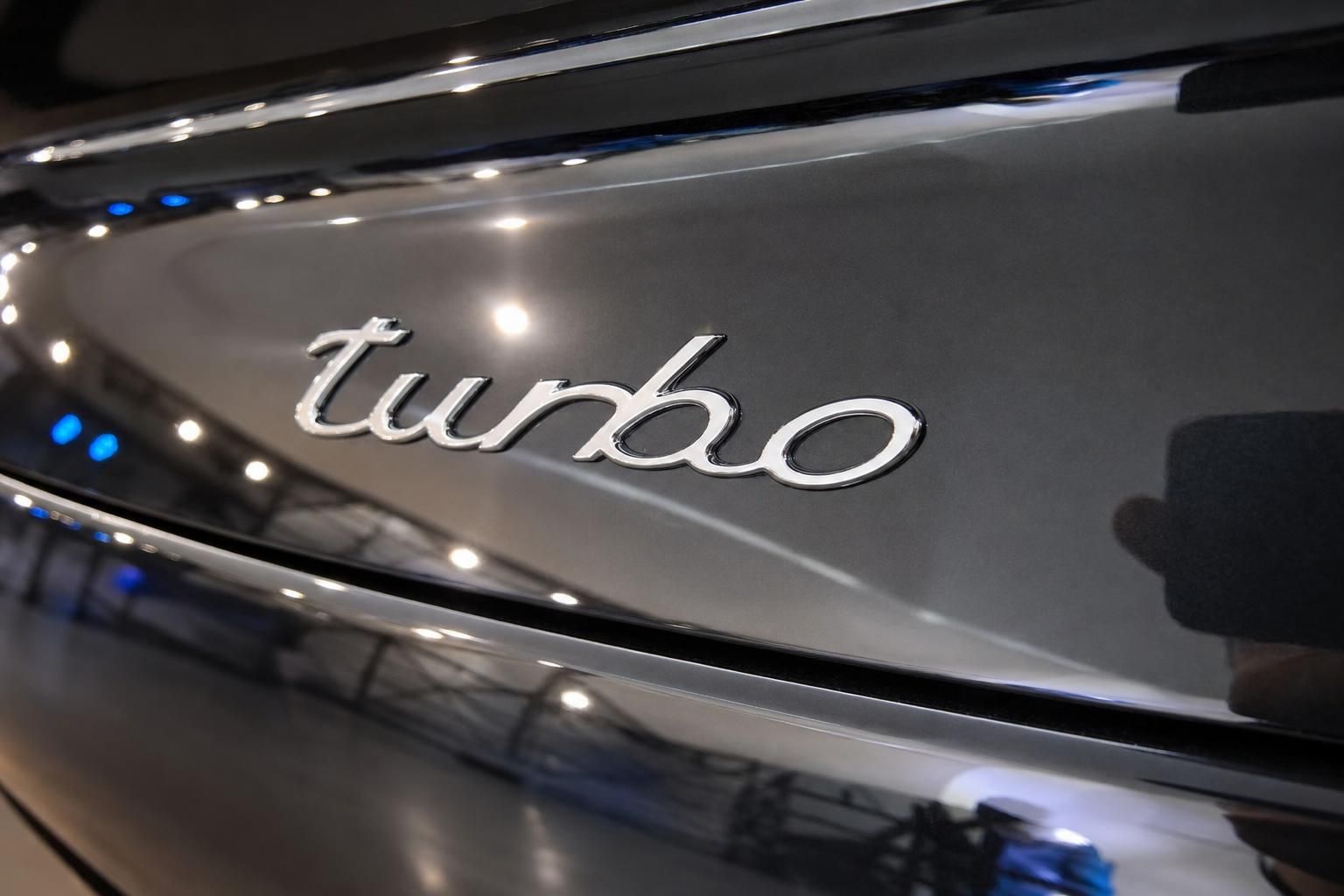 Porsche Turbo Schriftzug Detail Nahaufnahme am Fahrzeugheck