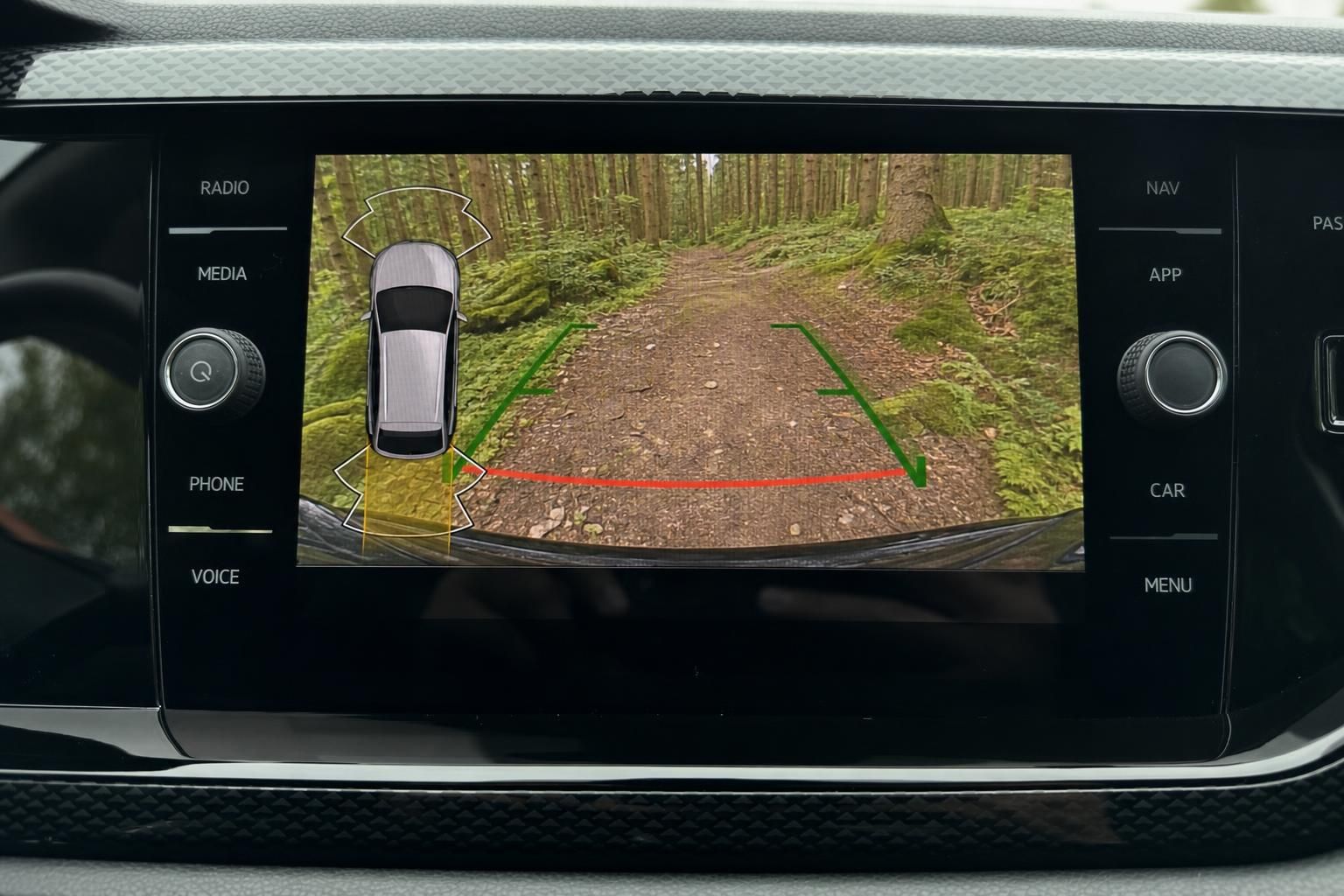 Rueckfahrkamera Display mit Einparkhilfe und gruenen Orientierungslinien im Fahrzeug Infotainment-System