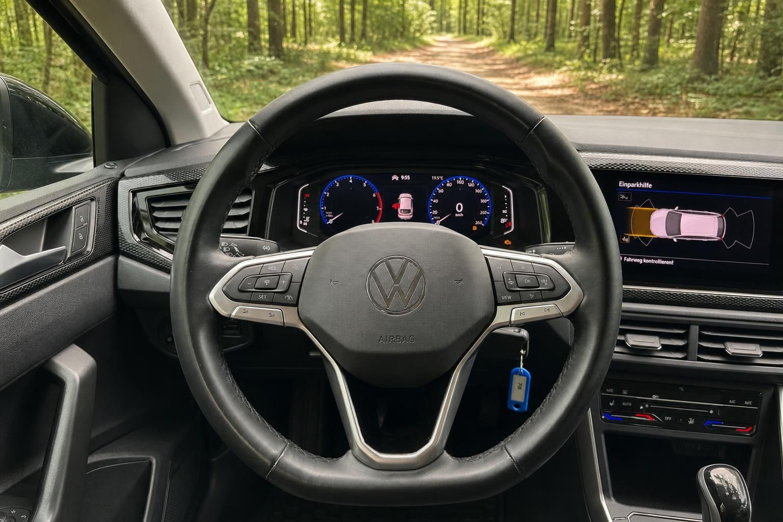 Volkswagen Cockpit mit Lenkrad, digitalem Kombiinstrument und Infotainment-Display im Innenraum