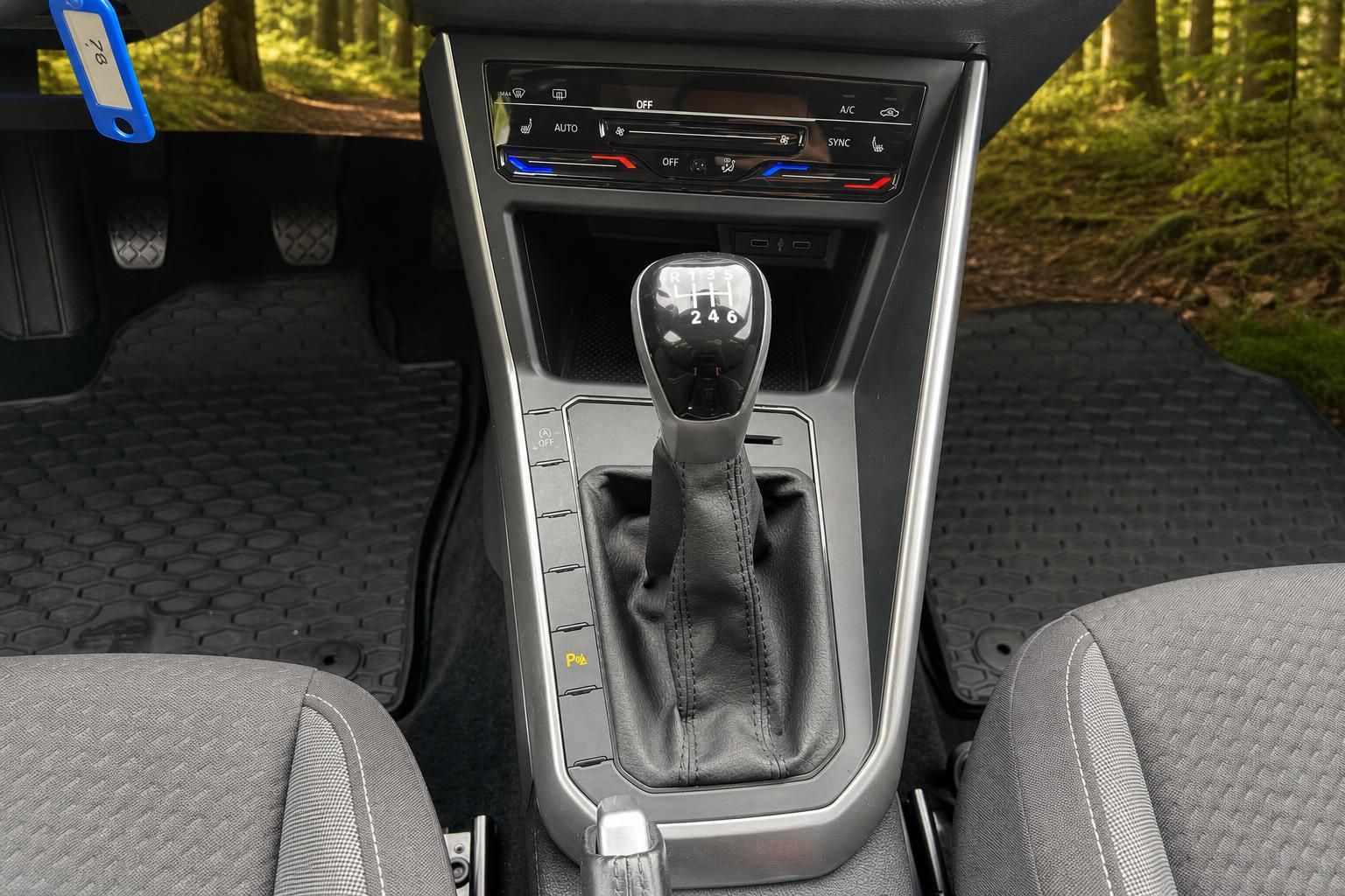 6-Gang Schaltgetriebe Mittelkonsole mit Klimaanlage und Pedalerie im Volkswagen Innenraum