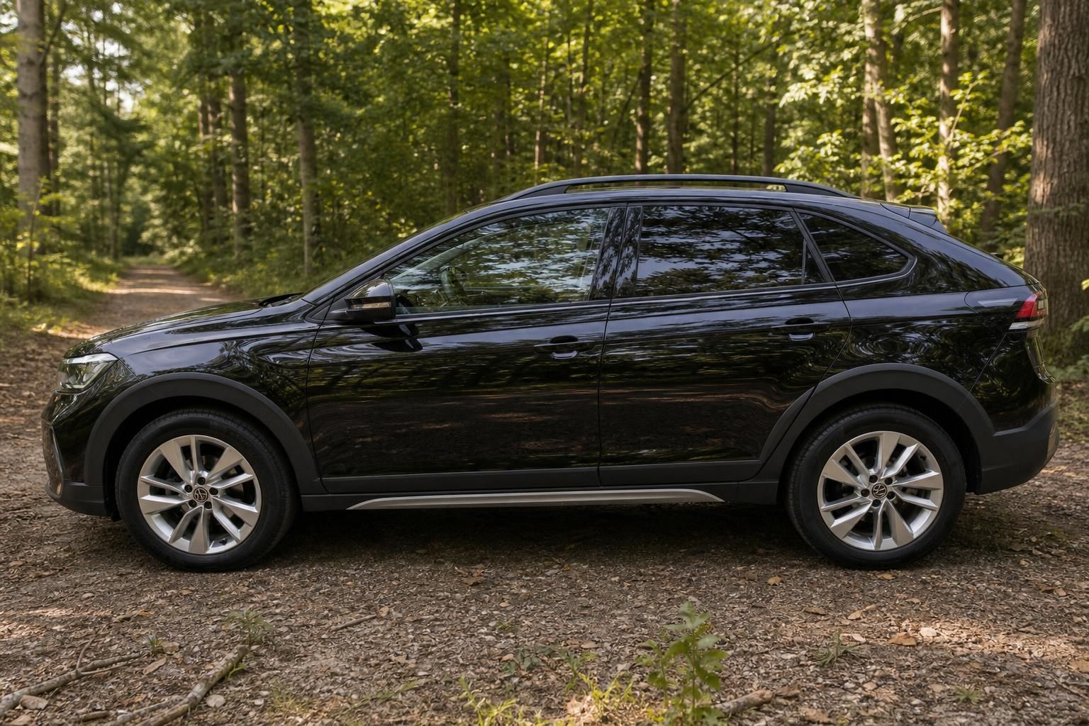 Volkswagen Taigo schwarz Seitenansicht - kompakter SUV mit Alufelgen im Waldambiente