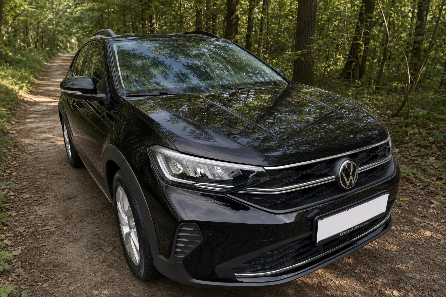 VW Taigo schwarzer Crossover Frontansicht schräg - moderne SUV-Limousine mit verdecktem Kennzeichen
