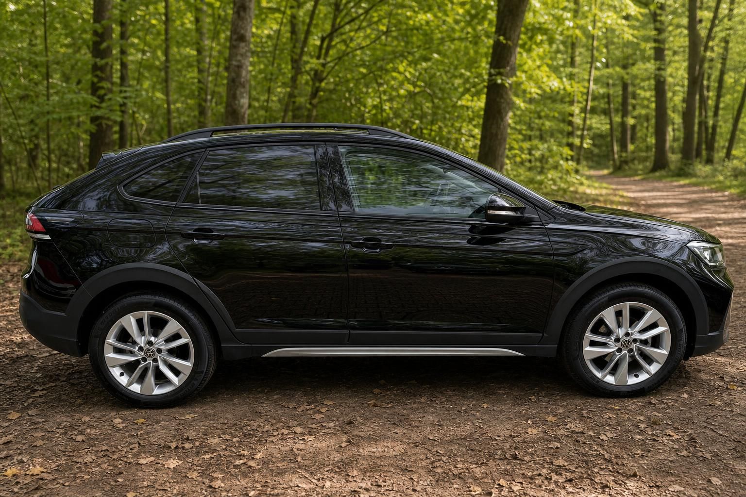 Volkswagen Taigo SUV schwarz Seitenansicht rechts - eleganter Crossover mit sportlichem Design