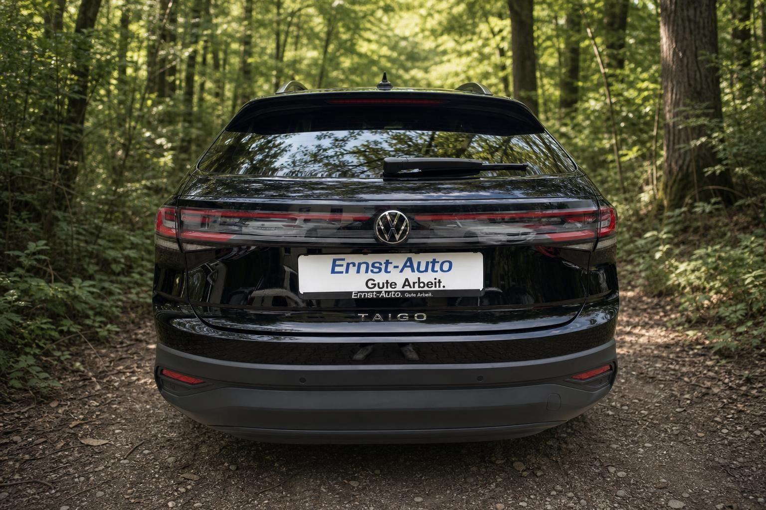 VW Taigo Heckansicht schwarz - SUV-Coupé mit LED-Rücklichtern und Händlerkennzeichen