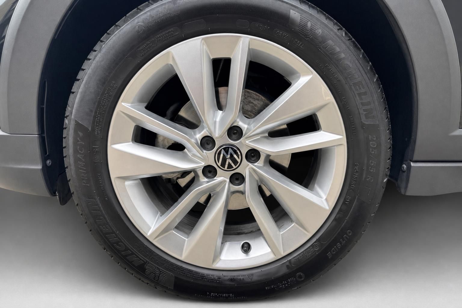 VW Taigo Alufelge 17 Zoll silber mit Volkswagen Logo und Reifen Detailaufnahme