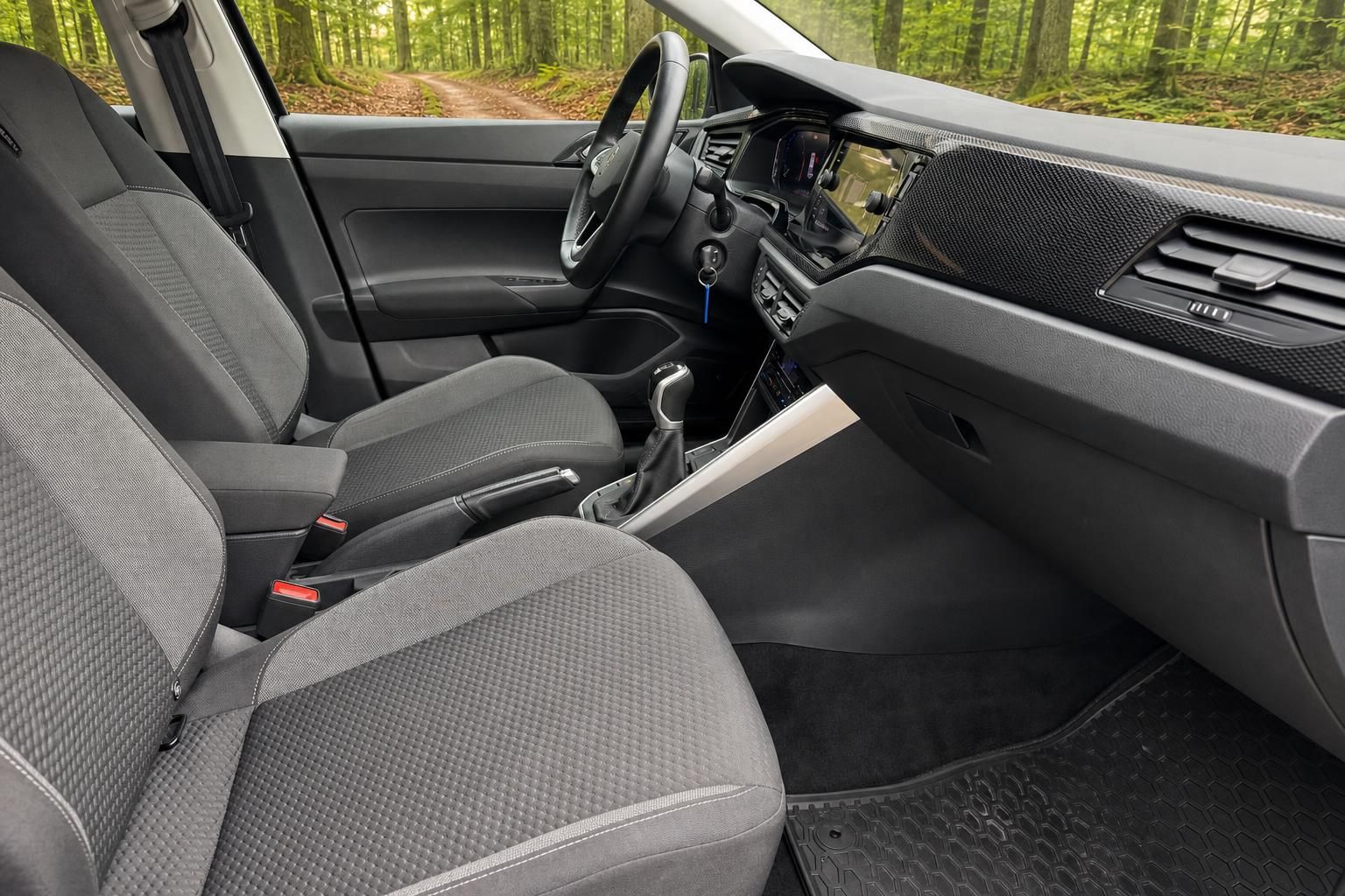 Volkswagen Taigo Innenraum vorne graue Sitze Cockpit Armaturenbrett Schaltgetriebe