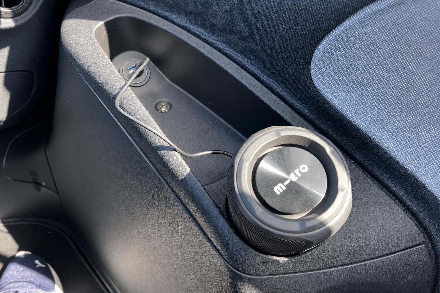 Micro Mobility Elektroauto Türverkleidung mit m-ero Lautsprecher und Bedienknöpfen