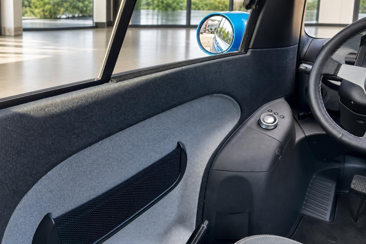 Micro Mobility Fahrzeug Innenraum Türbereich mit grauer Verkleidung und Seitenfenster