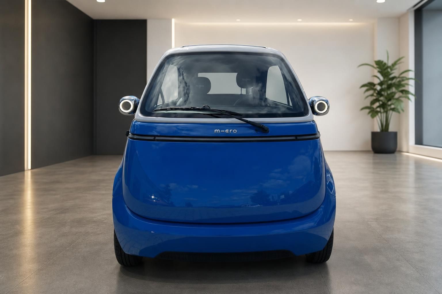 Microlino Elektroauto Frontansicht in blau - kompaktes Stadtfahrzeug im modernen Showroom