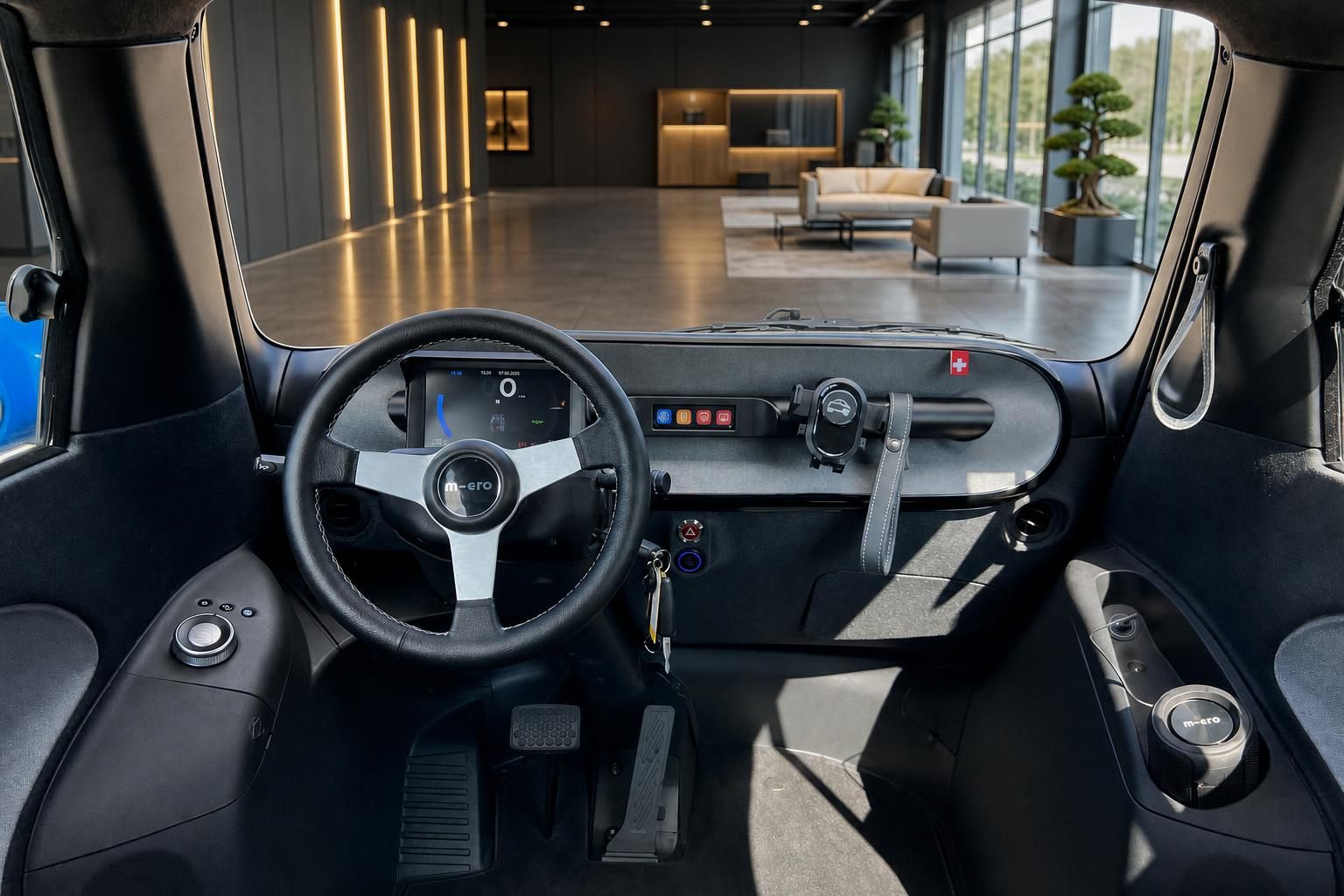 Microlino Innenraum mit Lenkrad, Display und schwarzer Ausstattung - Cockpit des Elektrofahrzeugs