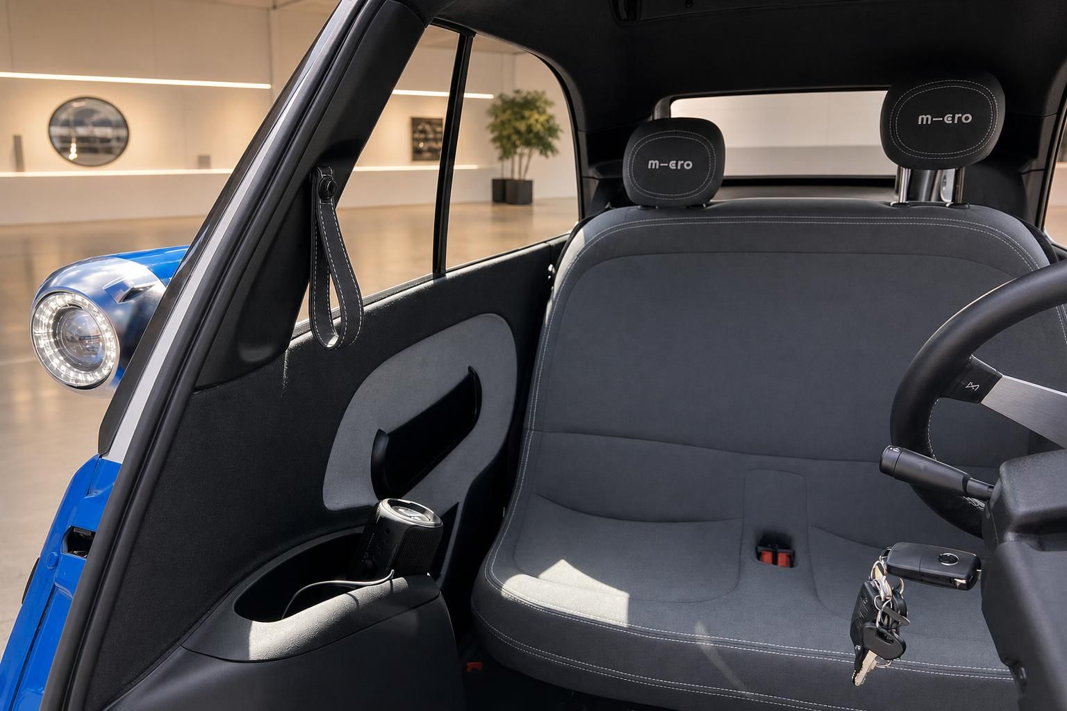 Micro Mobility Elektrofahrzeug Innenraum mit grauen Sitzen und m-ero Kopfstützen