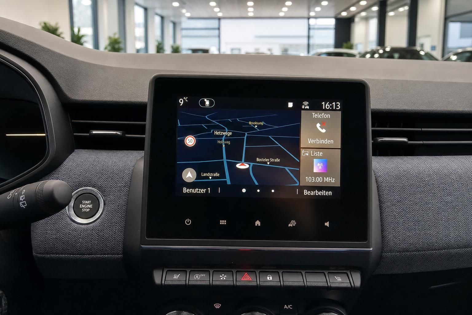 Auto Navigationssystem Display mit Karte und Telefon-Funktion - Infotainment Touchscreen