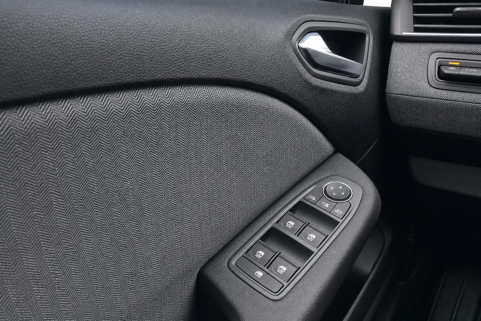 Auto Türverkleidung mit Fensterheber-Schaltern und Stoffbezug - Innenausstattung Detail