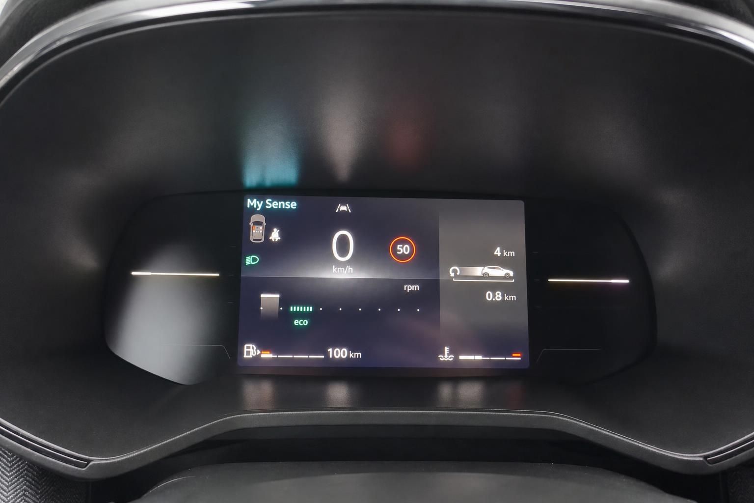 Digitales Armaturenbrett mit Tachodisplay und My Sense Infotainmentsystem im Fahrzeuginnenraum