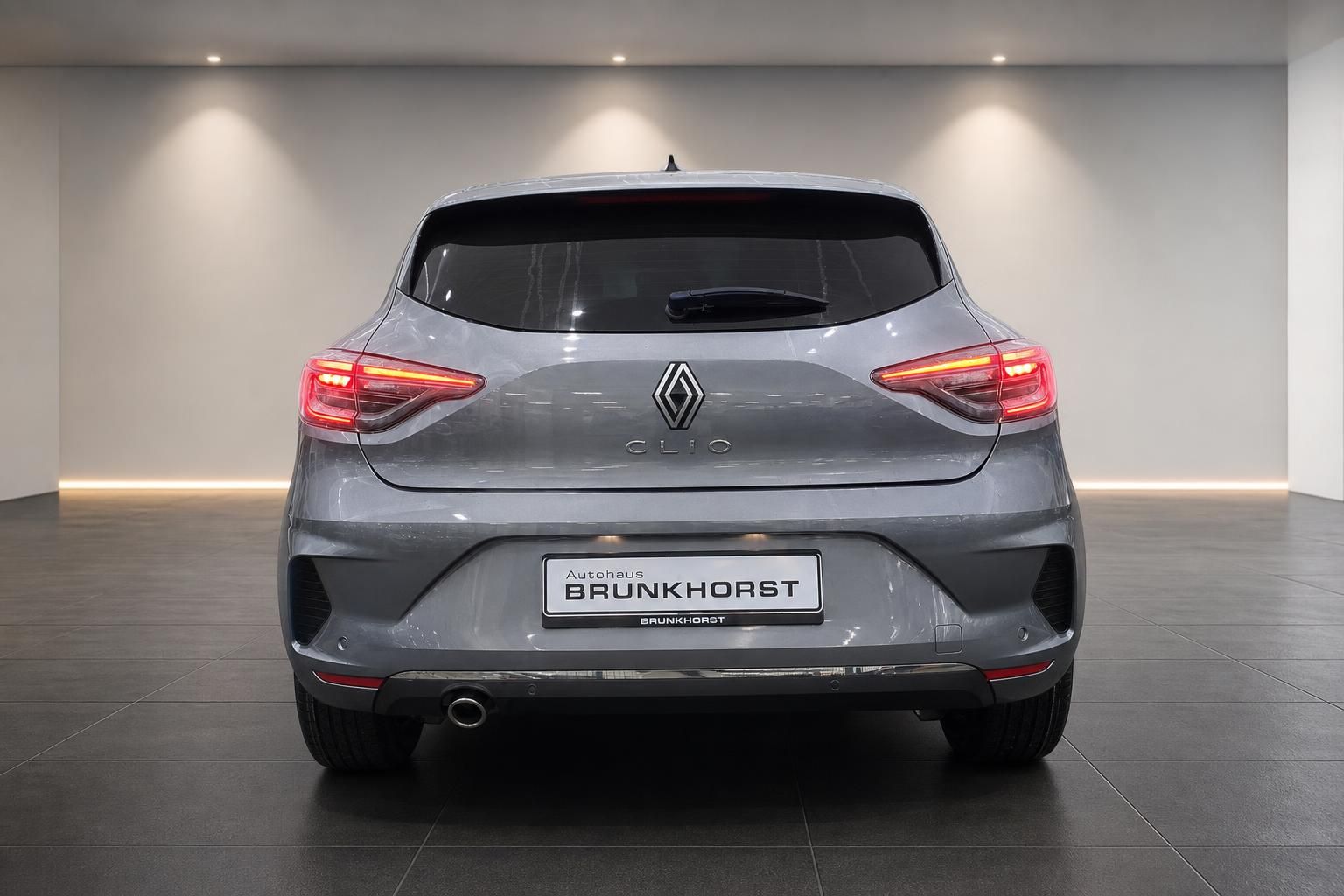 Renault Clio Heckansicht mit roten Rückleuchten und BRUNKHORST Händlerkennzeichen