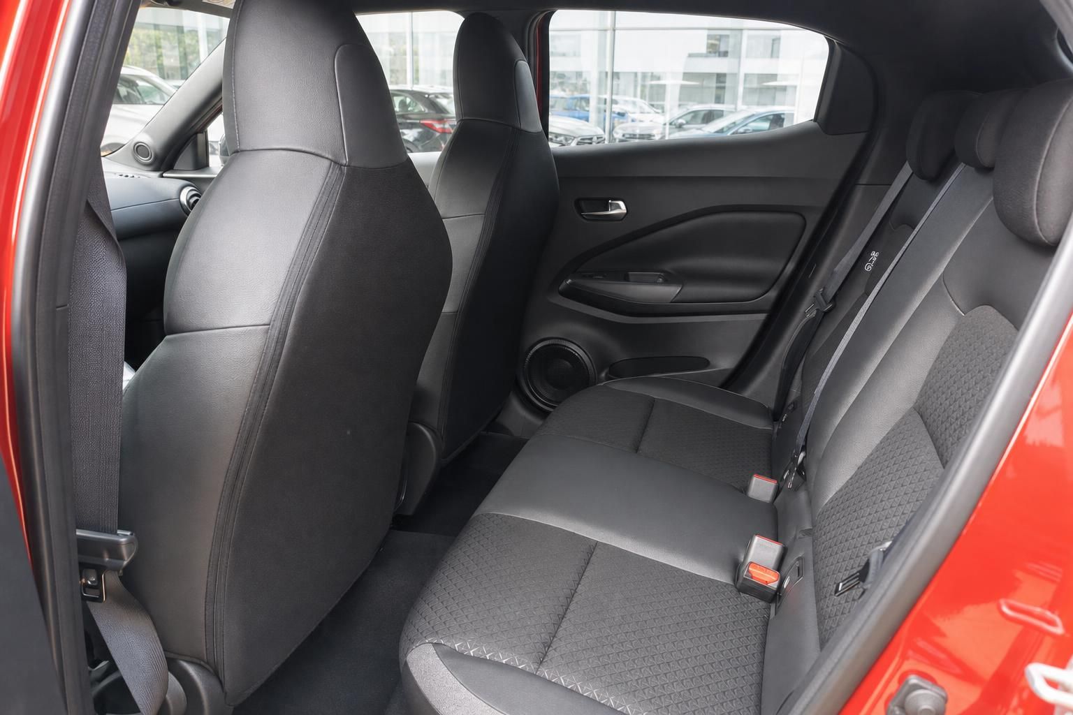 Nissan Juke Rücksitzbank grau - geräumiger Fond mit Stoffsitzen und Sicherheitsgurten