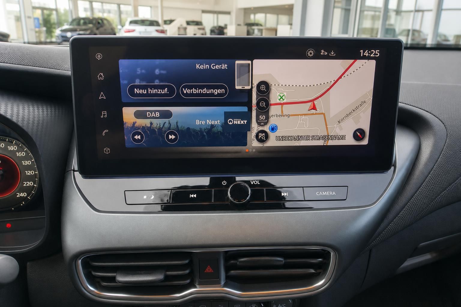 Nissan Infotainment-System mit Navigation und Multimedia-Display im Fahrzeuginneren