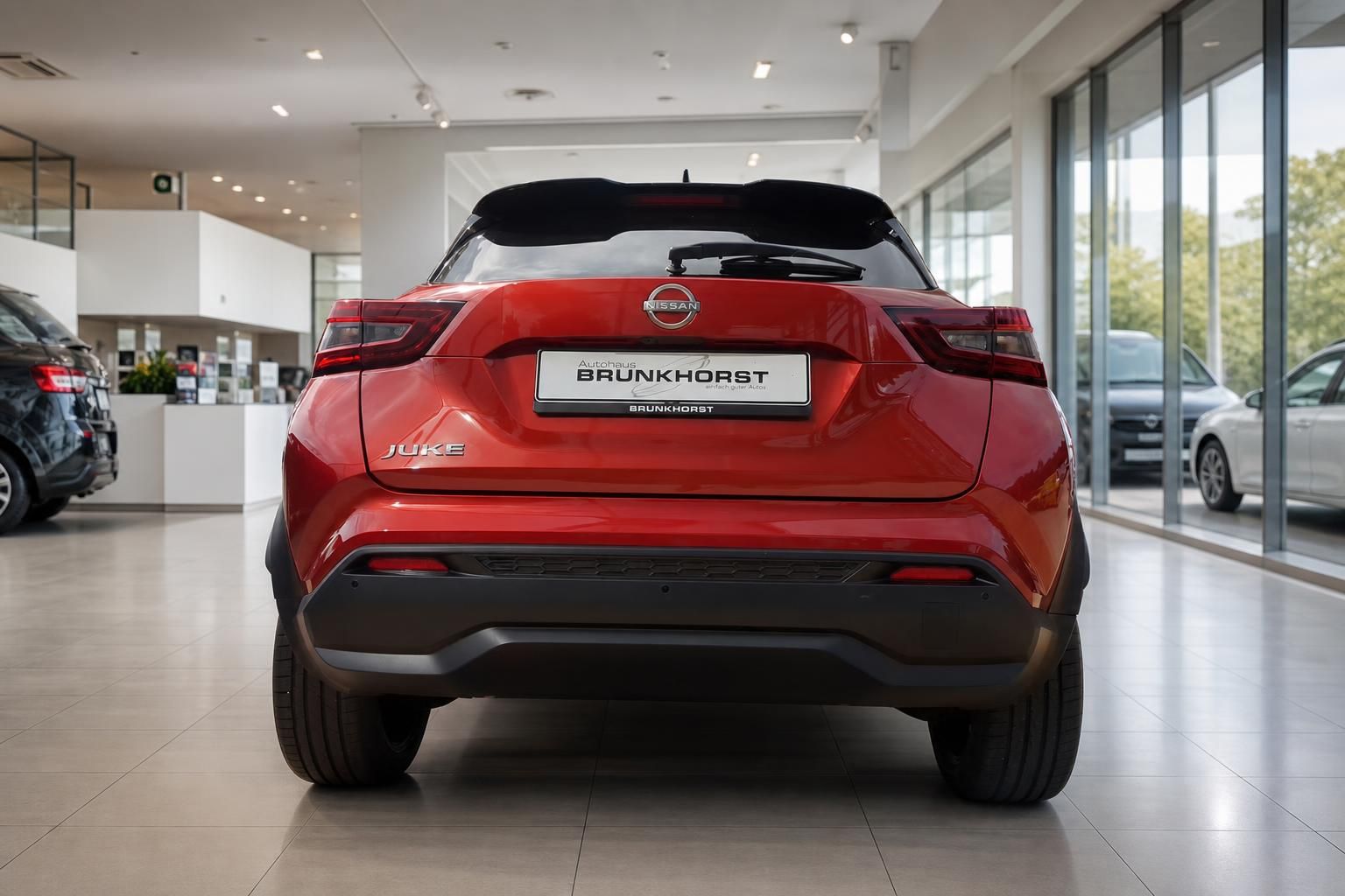Nissan Juke rot Heckansicht im Autohaus - Crossover SUV bei Autohaus Brunkhorst