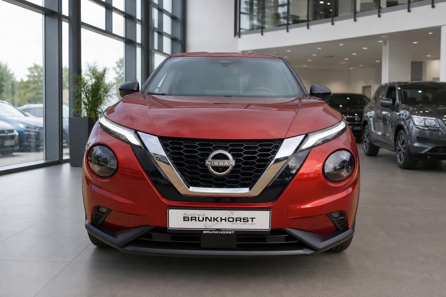 Nissan Juke rot Frontansicht im Autohaus - kompakter Crossover SUV bei Brunkhorst