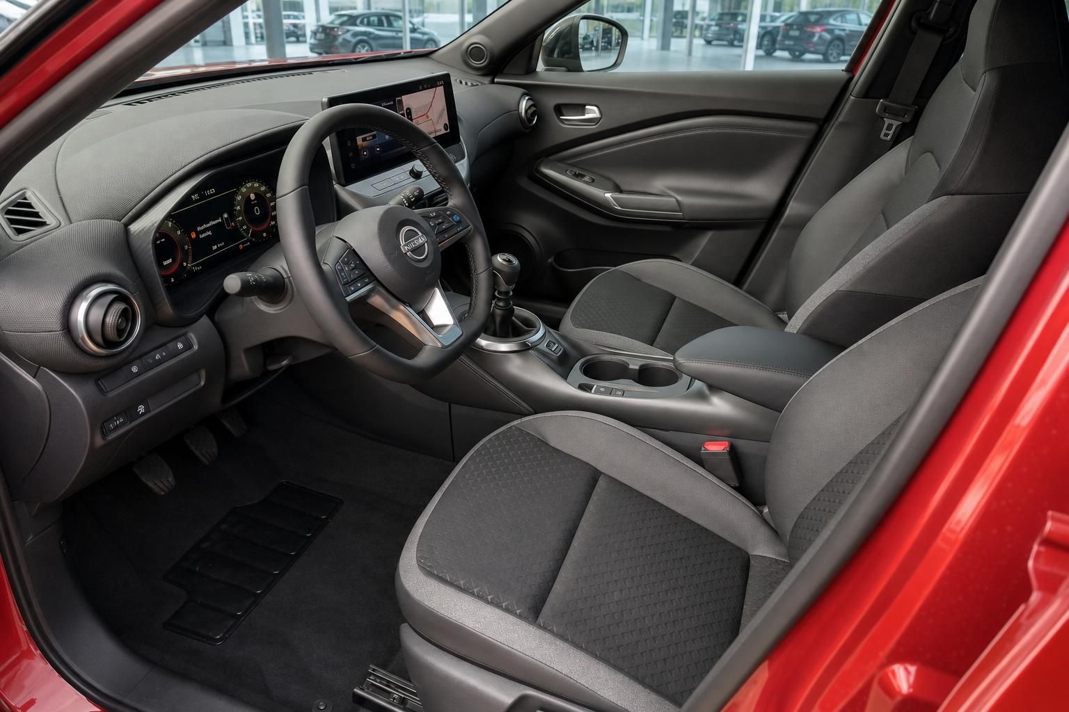Nissan Juke Innenraum grau - Cockpit mit Multimediasystem und Sportsitzen