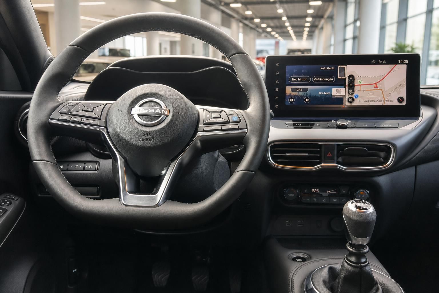 Nissan Cockpit mit Lenkrad, Navigationssystem und Schaltknauf - moderne Fahrzeugausstattung