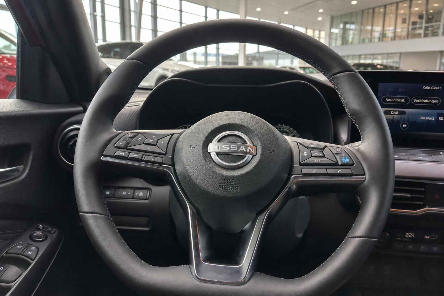 Nissan Innenraum Lenkrad mit Multifunktionstasten und Touchscreen-Display im Autohaus