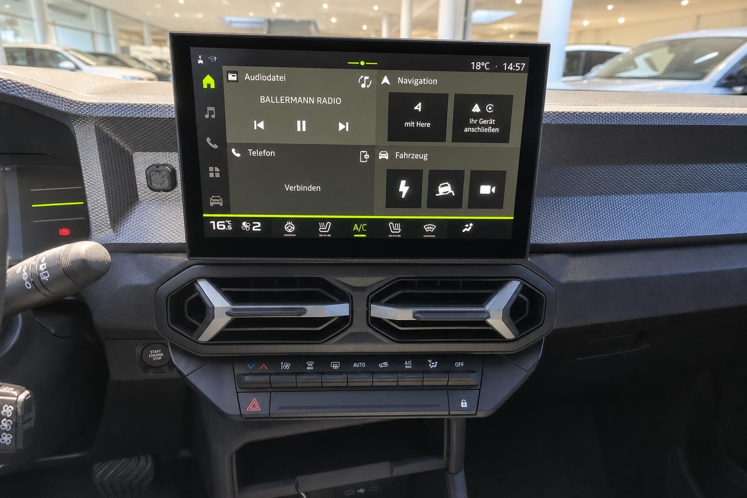 Auto Infotainment Display mit Navigationssystem und Klimaanlage Bedienung