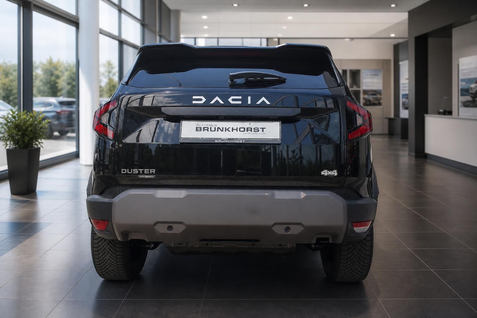 Dacia Duster Hybrid 4x4 Heckansicht schwarz im Autohaus - Rückleuchten und Heckklappe