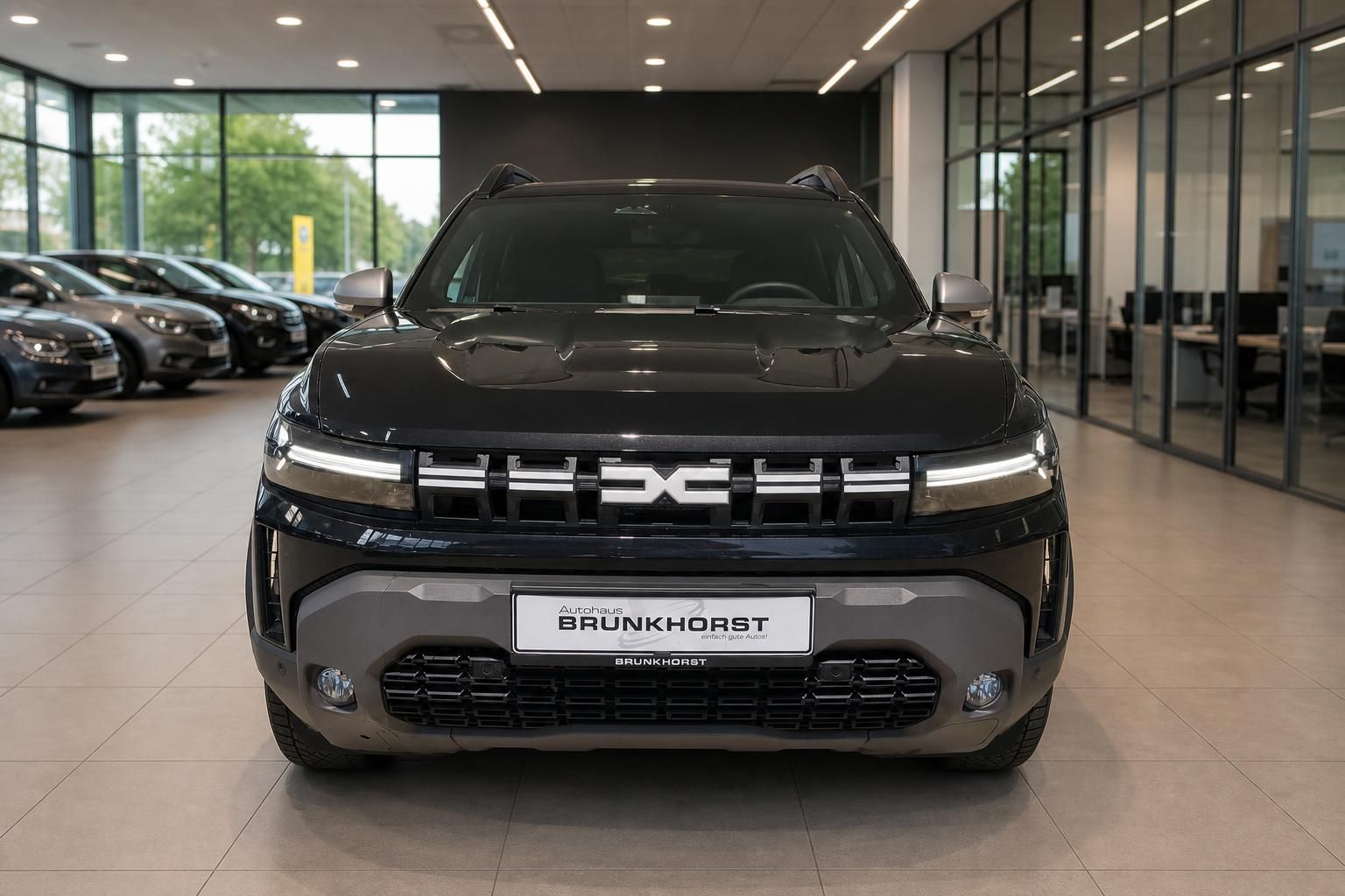 Schwarzer Dacia SUV Frontansicht im Autohaus mit LED-Scheinwerfern und Kühlergrill