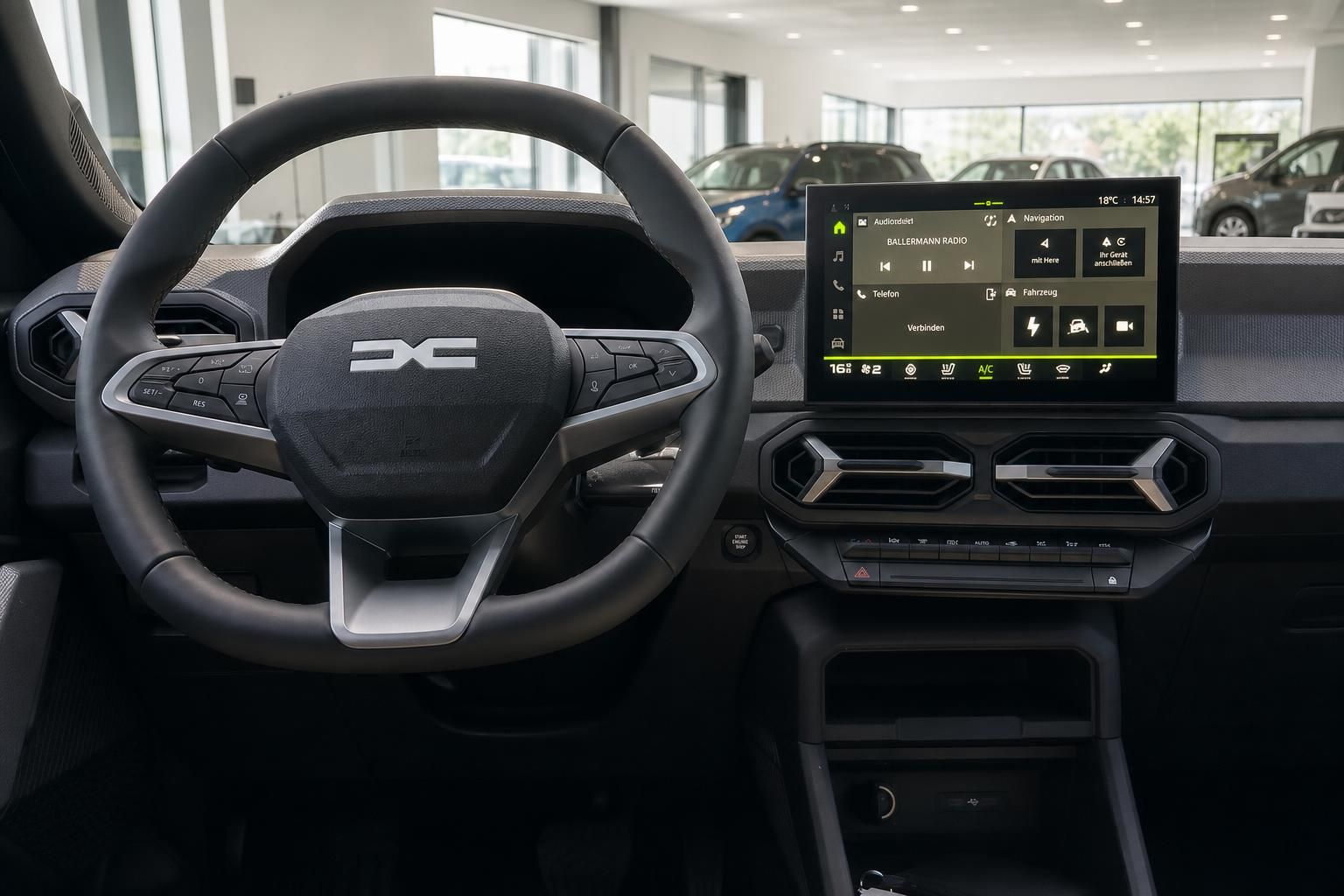 Dacia Innenraum mit schwarzem Lenkrad, Touchscreen-Display und modernem Armaturenbrett