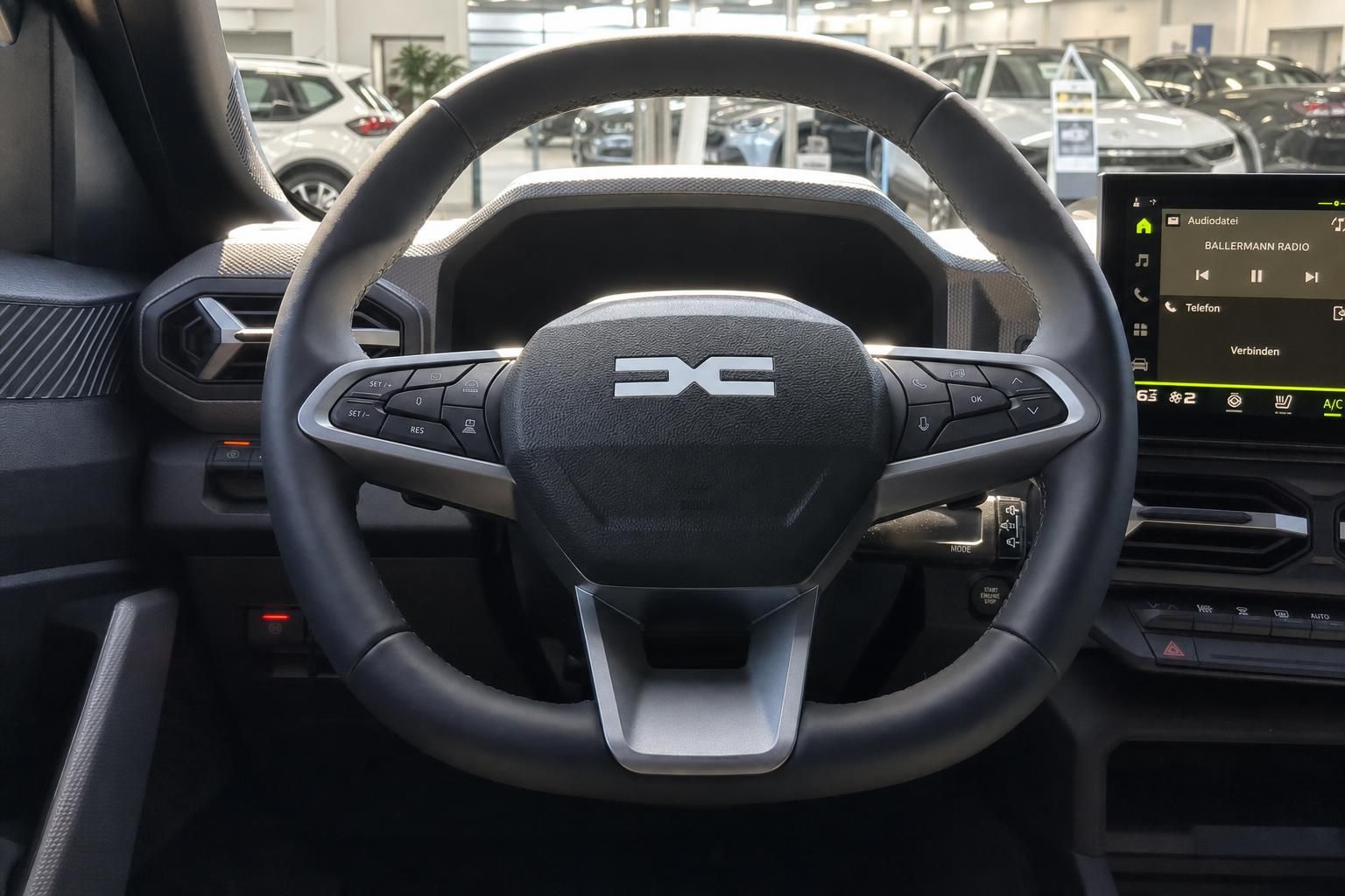 Fahrzeug Lenkrad mit DC Logo und Multifunktionstasten im Innenraum