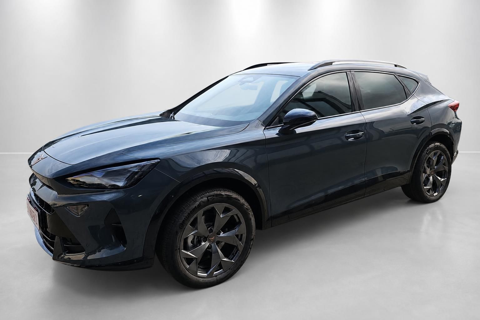 Cupra Formentor in Schwarz metallic, Frontansicht schraeg im Studio