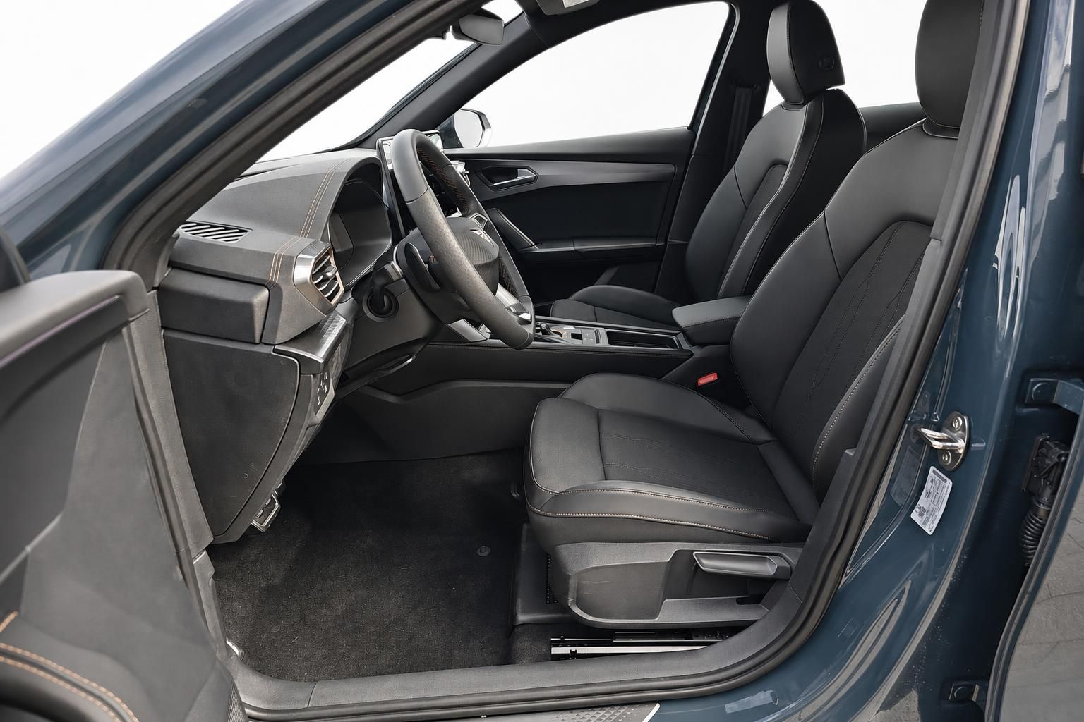 Cupra Innenraum mit schwarzen Ledersitzen und Cockpit, Blick durch Fahrertuer