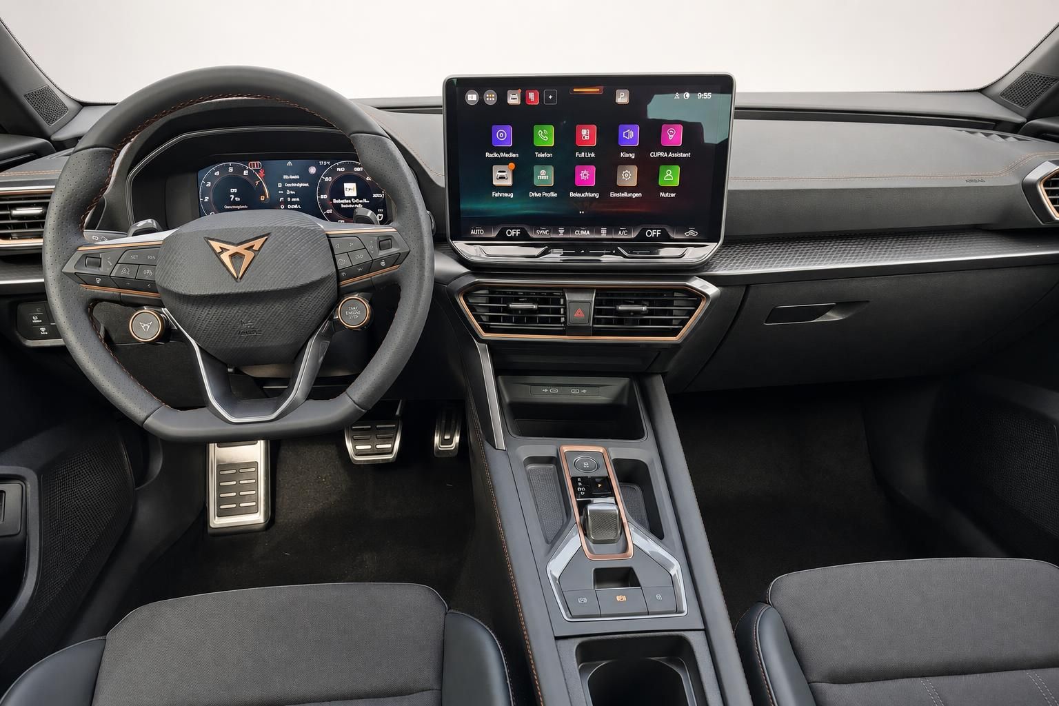 Cupra Cockpit mit Lenkrad, Digitaltacho und Infotainment-Touchscreen