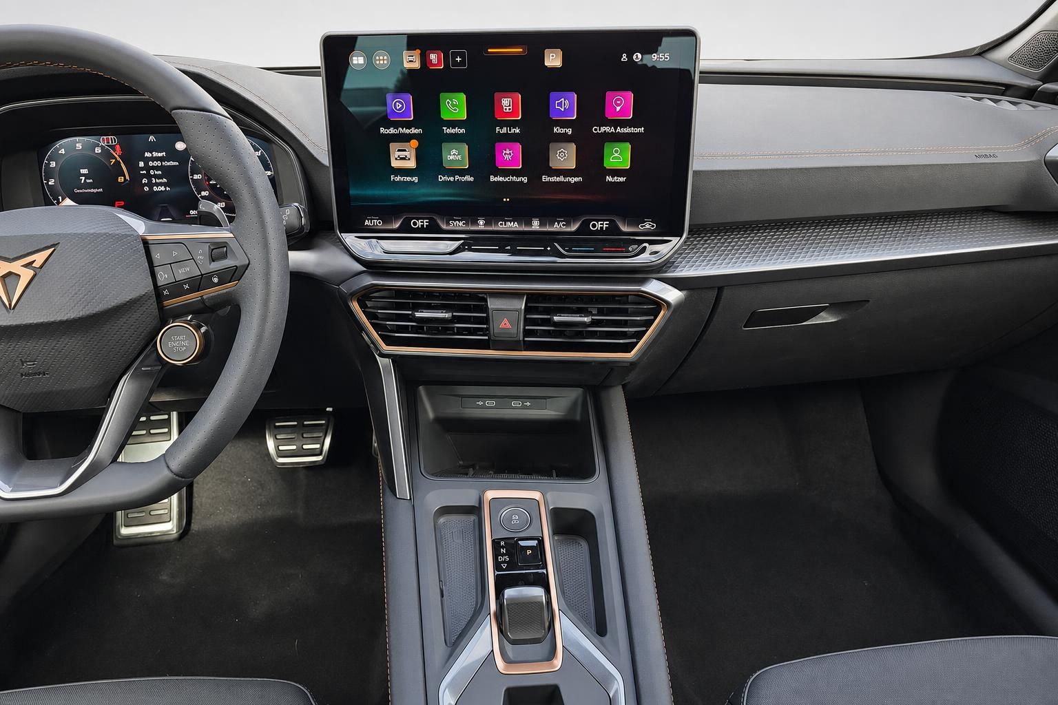 Cupra Mittelkonsole mit Touchscreen, Schaltung und Lenkrad Detailansicht
