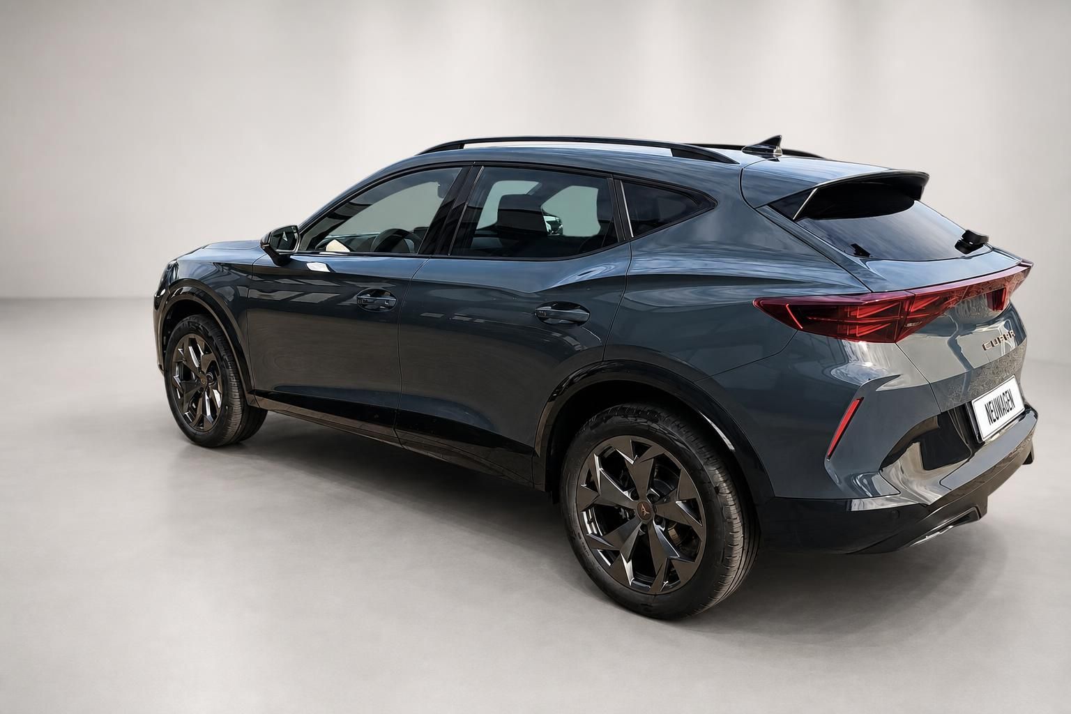 Cupra Formentor in Grau, Heckansicht schräg im Studio