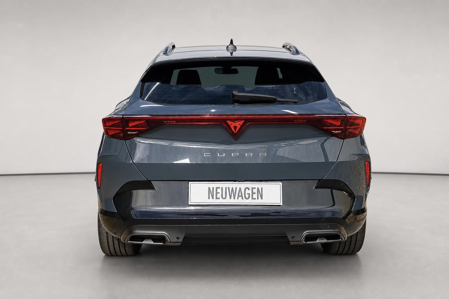 Cupra Formentor in Grau, Heckansicht mit LED-Ruecklichtern
