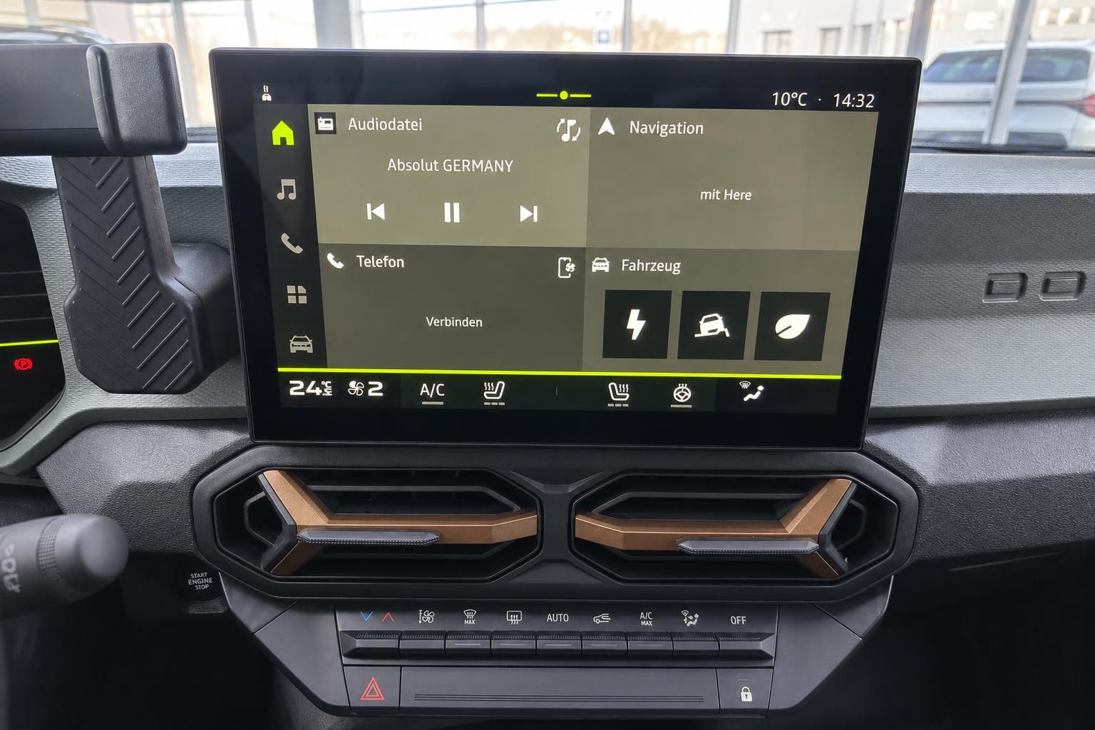Infotainment-Display mit Navigationssystem - Touchscreen im Fahrzeug-Cockpit mit Bedienoberfläche