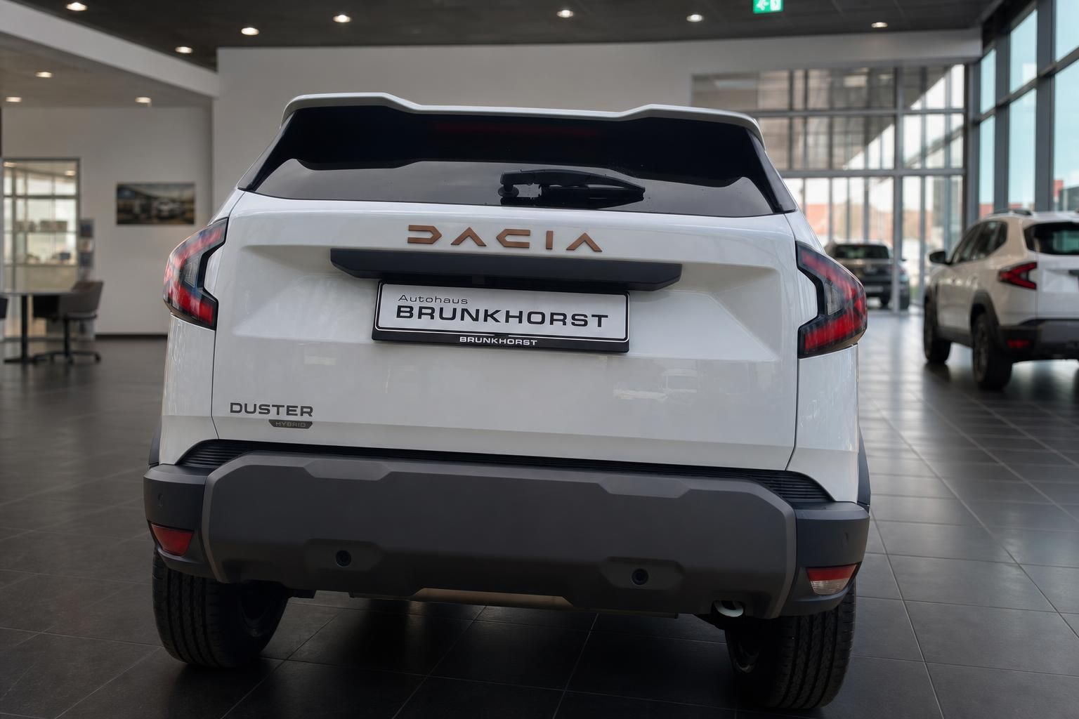 Dacia Duster Heckansicht in weiß - Rückseite des SUV mit Autohaus Brunkhorst Kennzeichenhalter